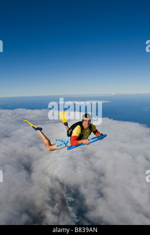 Fallschirmspringer reitet die große Welle in den Himmel mit einem Bodyboard in der North Shore, Oahu, Hawaii, Amerika und Spaß haben. Stockfoto