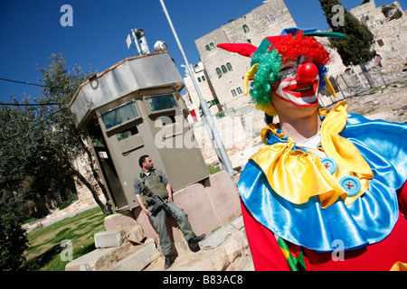 Israelische Siedler gekleidet wie ein Clown, Purim, ein jüdisches religiöses fest, in der Westbank-Stadt Hebron zu feiern. Stockfoto