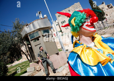 Israelische Siedler als Clown verkleidet während Purim feiern in der Westbank-Stadt Hebron. Stockfoto