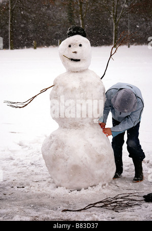 Machen einen Schneemann (kein Gesicht zeigen) Stockfoto