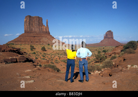 Touristenpaar im Monument Valley, Utah, USA 1990s Stockfoto