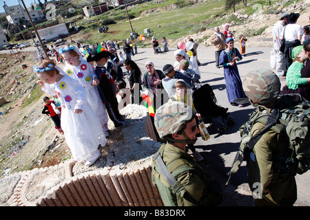 Israelische Siedler Kinder feiern Purim, ein jüdisches religiöses fest, in der West Bank-Siedlung von Hebron. Stockfoto