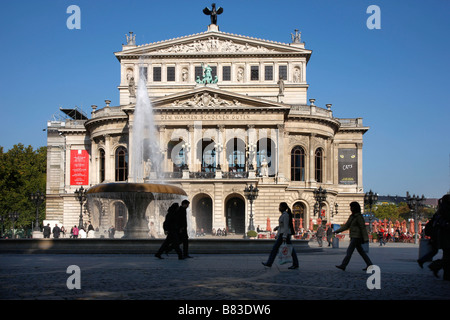 Ein Brunnen vor der alten Oper Frankfurt Hessen Deutschland Stockfoto