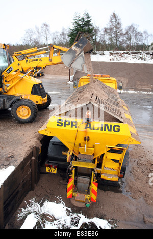 Salzstreuer und Schnee Pflüge geladen mit Straße Körnung im Rat Straßen Depot in Aberdeenshire, Schottland, UK Stockfoto