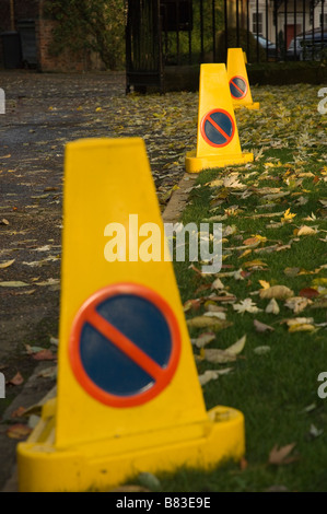 Keine Parkmöglichkeit gelbe Verkehrszapfen in einer Linie England Großbritannien GB Großbritannien Stockfoto