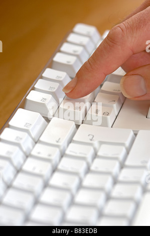Nahaufnahme des Fingers, der auf die Hilfetaste auf der Computertastatur zeigt Stockfoto