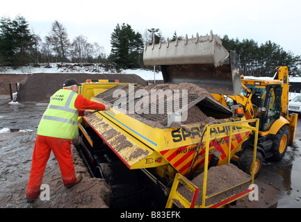 Salzstreuer und Schnee Pflüge geladen mit Straße Körnung im Rat Straßen Depot in Aberdeenshire, Schottland, UK Stockfoto