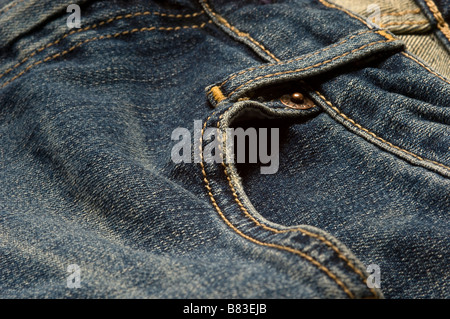 Tasche und Gürtel Schleife Detail auf paar blue Denimjeans Stockfoto