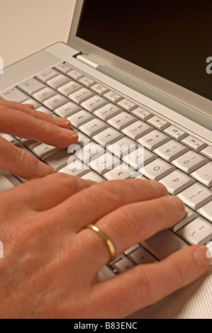 Mann mit Laptop-Computer-Tastatur Stockfoto