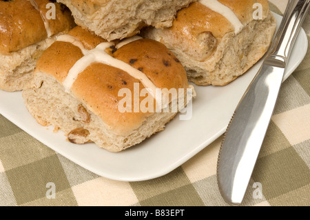 Frisch gebackene heiße Kreuzbrötchen auf einem Teller dicht beieinander Stockfoto