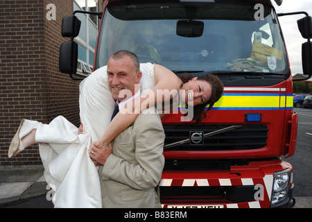 Ein Feuerwehrmann mit seiner frisch vermählte Braut West Yorkshire Modell veröffentlicht Stockfoto