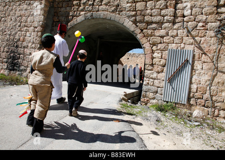 Israelische Siedler Kinder feiern Purim, ein jüdisches religiöses fest, in der West Bank-Siedlung von Hebron. Stockfoto