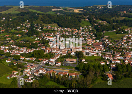 Luftaufnahme der Stadt Urrugne zahlt Baskenland Frankreich Stockfoto