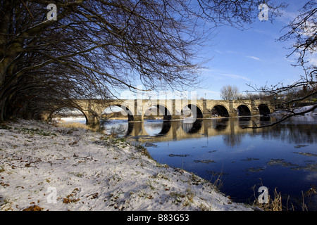 Der Dee Brücke über den Fluss Dee in Aberdeen, Schottland, UK, gesehen im Winter im Schnee bedeckt Stockfoto