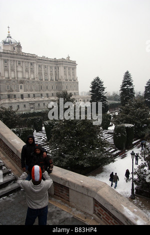 Blick auf den Königspalast und die Sabatini Gärten bedeckt im Schnee von Bailén Street, Madrid Stockfoto