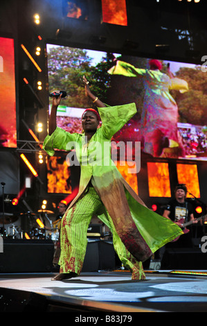 Suzanna Owiyo führt auf der Bühne in London Stockfoto