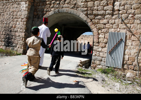 Israelische Siedler Kinder feiern Purim, ein jüdisches religiöses fest, in der West Bank-Siedlung von Hebron. Stockfoto