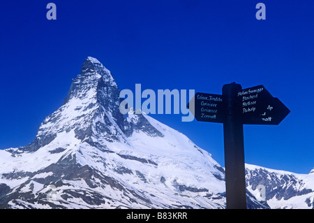 Das Matterhorn & Wegweiser oberhalb Zermatt, Schweiz Stockfoto