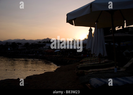 Sonne aufgereiht liegen im Bereich des Masbat am Strand bei Sonnenuntergang im Sinai Resort Dahab in Ägypten Stockfoto