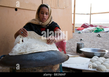 Beduinenmädchen macht am Morgen Fladenbrot in Ras Abu Gallum auf der Küste des Roten Meeres, nördlich der Sinai Resort Dahab in Ägypten Stockfoto