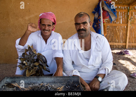 Beduinischen Scheichs posieren mit getrocknetem Fisch im Dorf Ras Abu Gallum nördlich der Sinai Resort Dahab in Ägypten Stockfoto