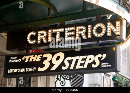 Werbeschild für "The 39 Steps" über dem Eingang zum Kriterium Theatre London.  Jan 2009 Stockfoto