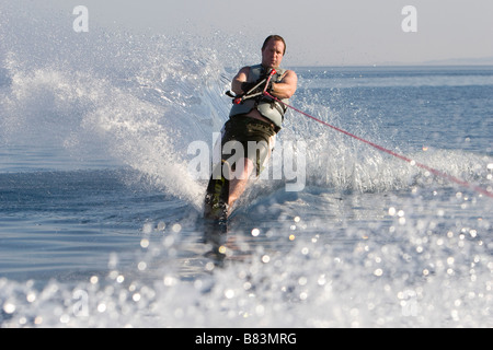 Ein Wasserschifahrer genießt das flache Wasser während geschleppt hinter einem Motorboot in Laguna Bay im Sinai Resort Dahab in Ägypten Stockfoto