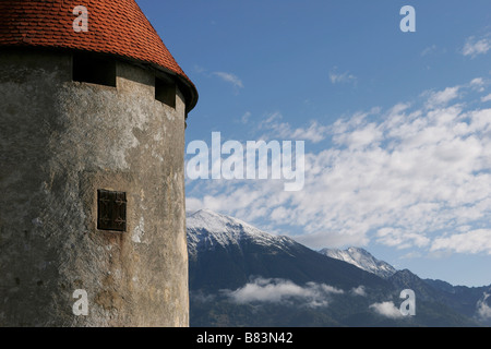 Der Turm der mittelalterlichen Burg von Bled (Blejski Grad) thront auf einem steilen Felsen über dem Bleder See in Gorenjska, Slowenien Stockfoto