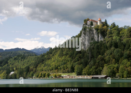 Mittelalterliche Burg von Bled (Blejski Grad) thront auf einem steilen Felsen über dem See von Bled mit Mt Triglav hinter in Gorenjska, Slowenien Stockfoto