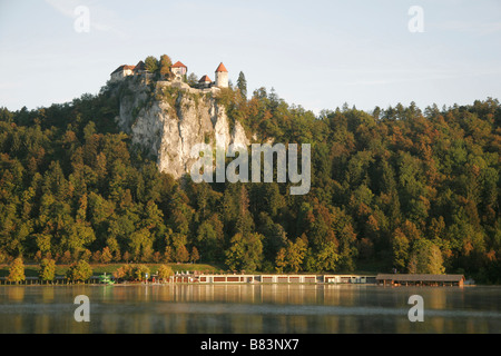 Mittelalterliche Burg von Bled (Blejski Grad) thront auf einem steilen Felsen über dem See in Bled in Gorenjska, Slowenien Stockfoto