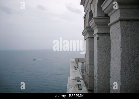 Luftaufnahme des Adriatischen Meeres vom Glockenturm in der alten malerischen Hafenstadt Piran in Primorska, Slowenien Stockfoto