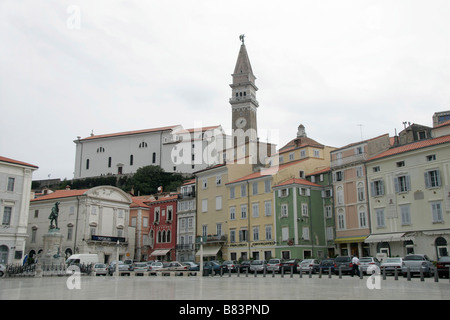 Malerische Tartinijev Trg, ein Marmor gepflasterten Platz in der alten Hafenstadt Piran in Primorska, Slowenien Stockfoto