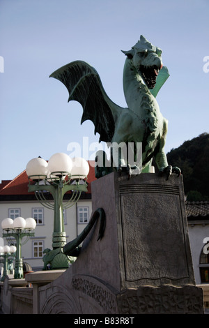 Dragon Bridge (Zmajski am meisten) Art Nouveau Stil, erstreckt sich über den Fluss Ljubljanica in der Hauptstadt Ljubljana, Slowenien Stockfoto