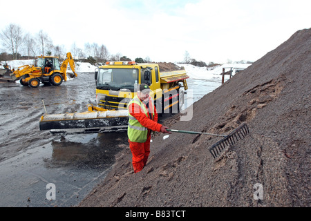 Salzstreuer und Schnee Pflüge geladen mit Straße Körnung im Rat Straßen Depot in Aberdeenshire, Schottland, UK Stockfoto