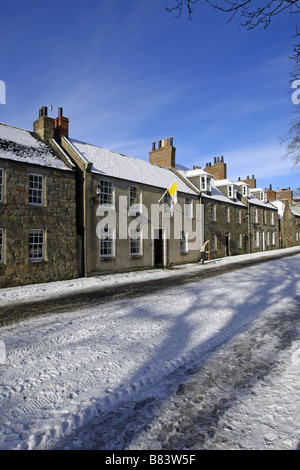 Die Häuser in der Hauptstraße an der Universität in Old Aberdeen, Schottland, UK, im Winter mit Schnee bedeckt. Stockfoto