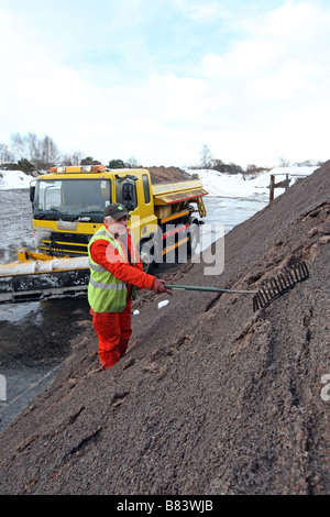 Salzstreuer und Schnee Pflüge geladen mit Straße Körnung im Rat Straßen Depot in Aberdeenshire, Schottland, UK Stockfoto