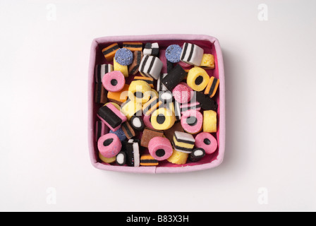 Liquorice Allsorts Süßigkeiten in rosa Feld Stockfoto