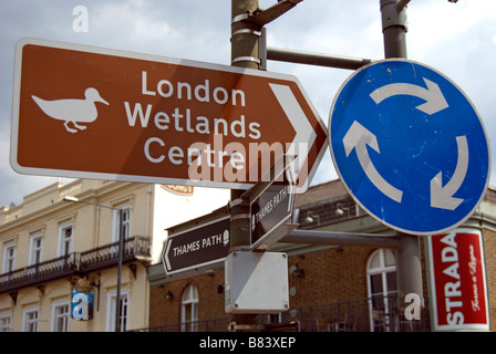 London-Feuchtgebiete im Zentrum zu unterzeichnen und Mini-Kreisverkehr in Barnes, Südwesten von London, england Stockfoto