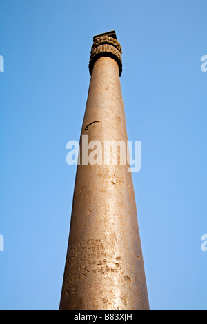 Die geheimnisvolle nicht rostenden 1600 Jahre alten eisernen Säule aus der Gupta-Periode in den Qutab Minar-Komplex in Delhi Indien Stockfoto