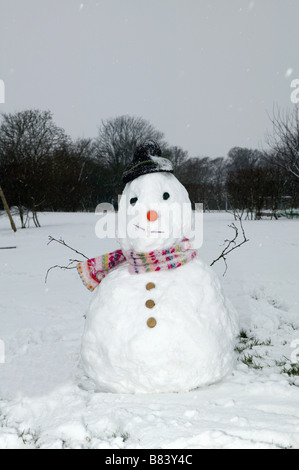 Schneemänner, die von den Kindern in einen Garten gebaut Stockfoto