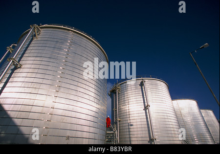 Ein Sicherheits-Offizier geht Inspektion Treppe hinunter auf Lagertanks bei einer Öl-Anlage Kasachstan Stockfoto