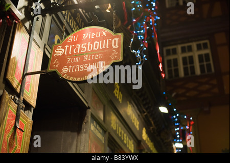 Wein und Bier-Bar-Zeichen in der Nacht, Straßburg, Elsass, Frankreich Stockfoto