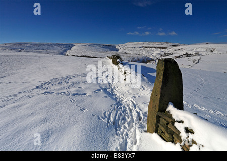 Winter Blick auf royd Kante und West Nab, Meltham in der Nähe von Hereford, West Yorkshire, Peak District National Park, England, UK. Stockfoto