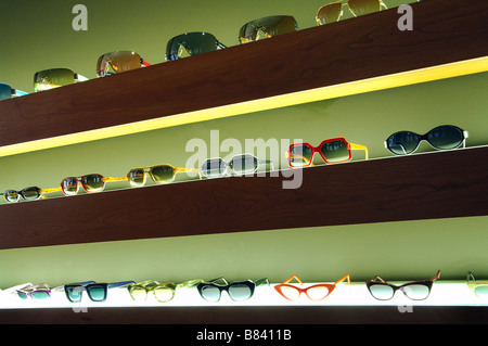 Der Innenraum der Kirk-Vorlagen, Designer Brillen und Sonnenbrillen Shop in Covent Garden. Verschiedene Brillen und Sonnenbrillen in verschiedenen Farben, Farben. Stockfoto