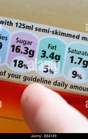 Informationen über Lebensmittel Zucker Fettgehalte auf Supermarkt-Produkt-Verpackung-Aufkleber Stockfoto