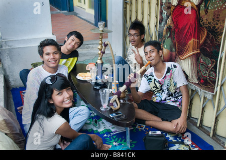 Teenager arabischen Viertel Singapore Kampong Glam Rauchen Wasserpfeife Stockfoto