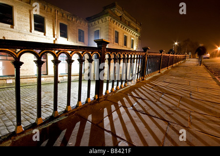 Dramatischen Schatten sind von den Lichtern der Salts Mill, in Saltsire, West Yorkshire Stockfoto