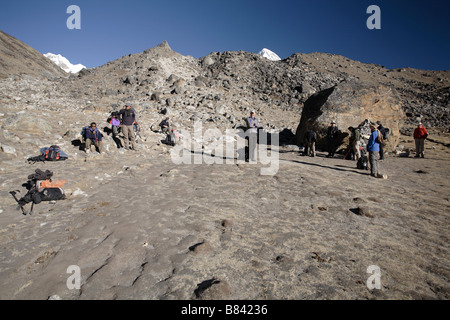 Wanderer die Aussicht des Khumbu-Tal in der Nähe von Gorak Shep Stockfoto