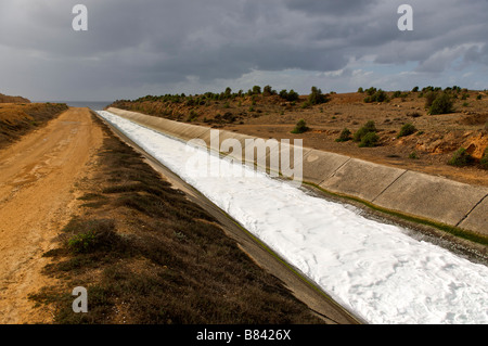 Kühlwasser aus Kraftwerk in der Nähe von Djorf Lasfar Hafen Marokko Stockfoto