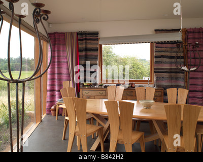 Großes Wohn Esszimmer Zimmer Ziegelwände, weiße Decke, grau braunen